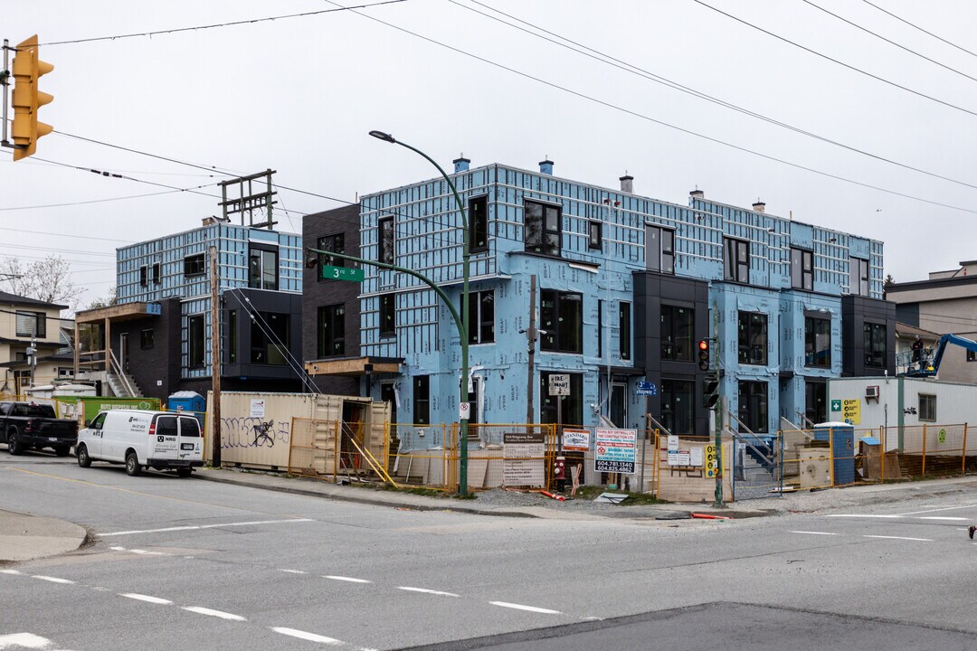 324 Ridgeway Av in North Vancouver, BC - Building Photo