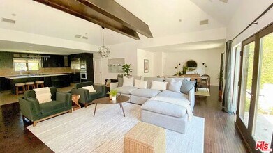 13201 Bloomfield St in Los Angeles, CA - Building Photo - Building Photo