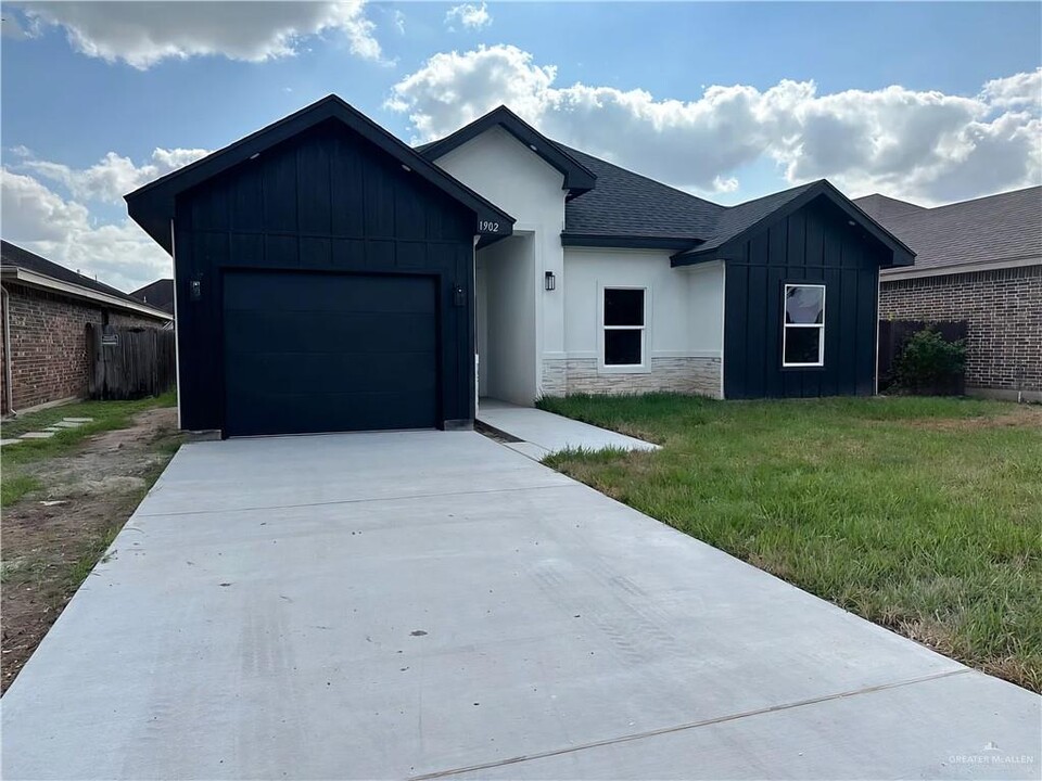 1902 Largo St in Weslaco, TX - Building Photo