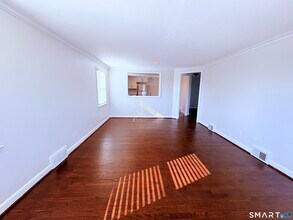 387 Quaker Ln S in West Hartford, CT - Building Photo - Building Photo