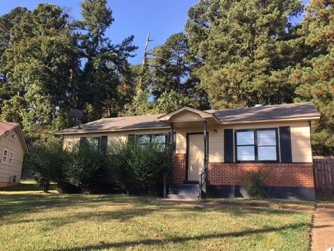 121 Lockwood Dr in Jackson, TN - Building Photo