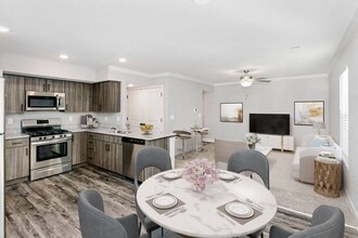 Thrive at Creekside Apartments and Townhomes in Kansas City, MO - Building Photo - Building Photo