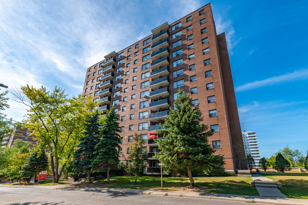 Elizabeth Tower in Mississauga, ON - Building Photo