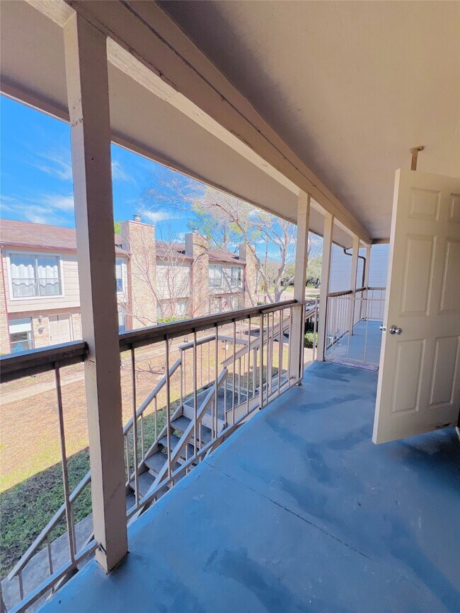 2110 Wilcrest Dr in Houston, TX - Building Photo - Building Photo