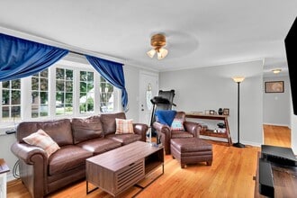 75 Glenwood Dr in Plainville, CT - Building Photo - Building Photo