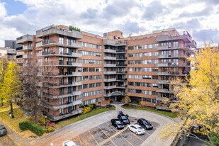 L’Elysee in Côte-St-Luc, QC - Building Photo