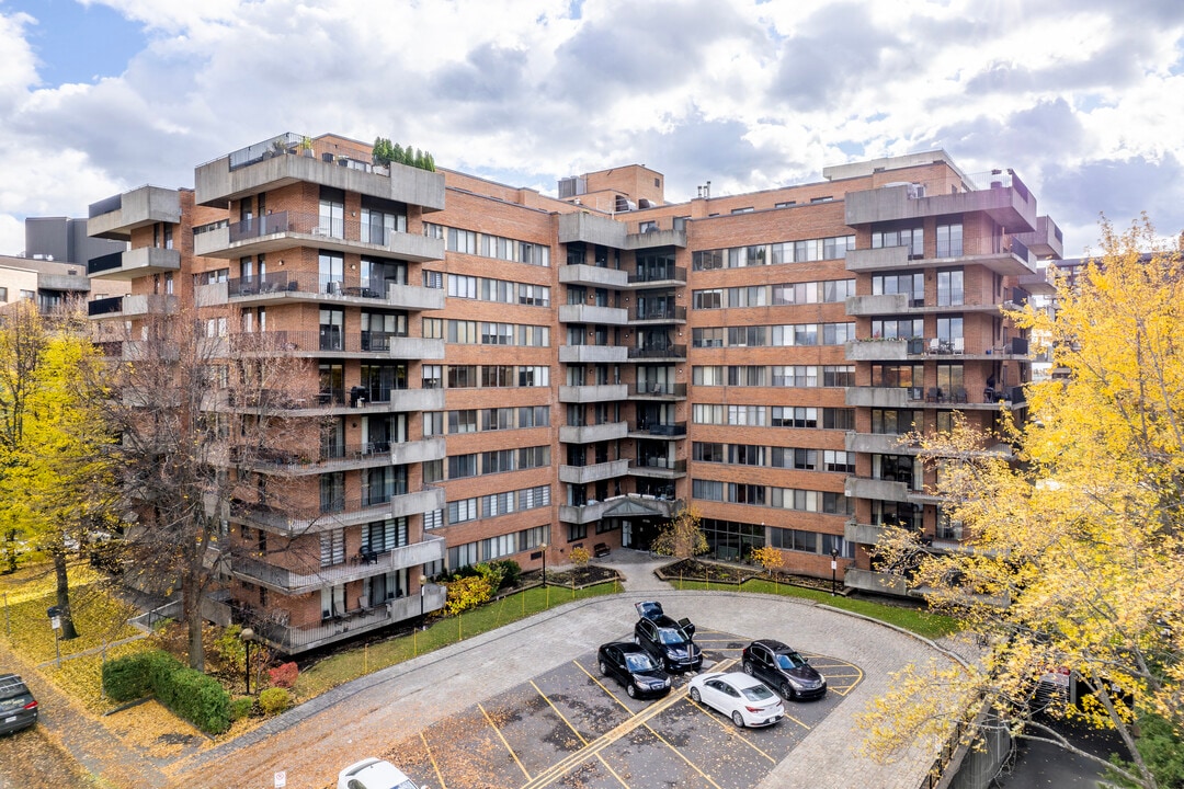 L’Elysee in Côte-St-Luc, QC - Building Photo