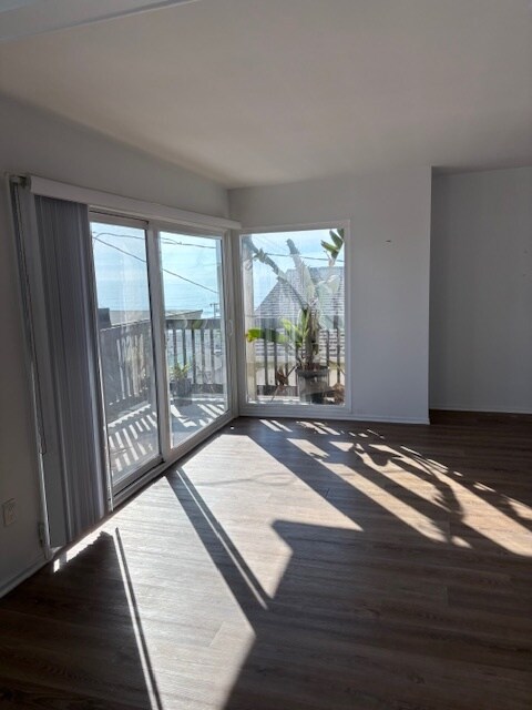 219 El Porto St, Unit 219 in Manhattan Beach, CA - Building Photo - Building Photo