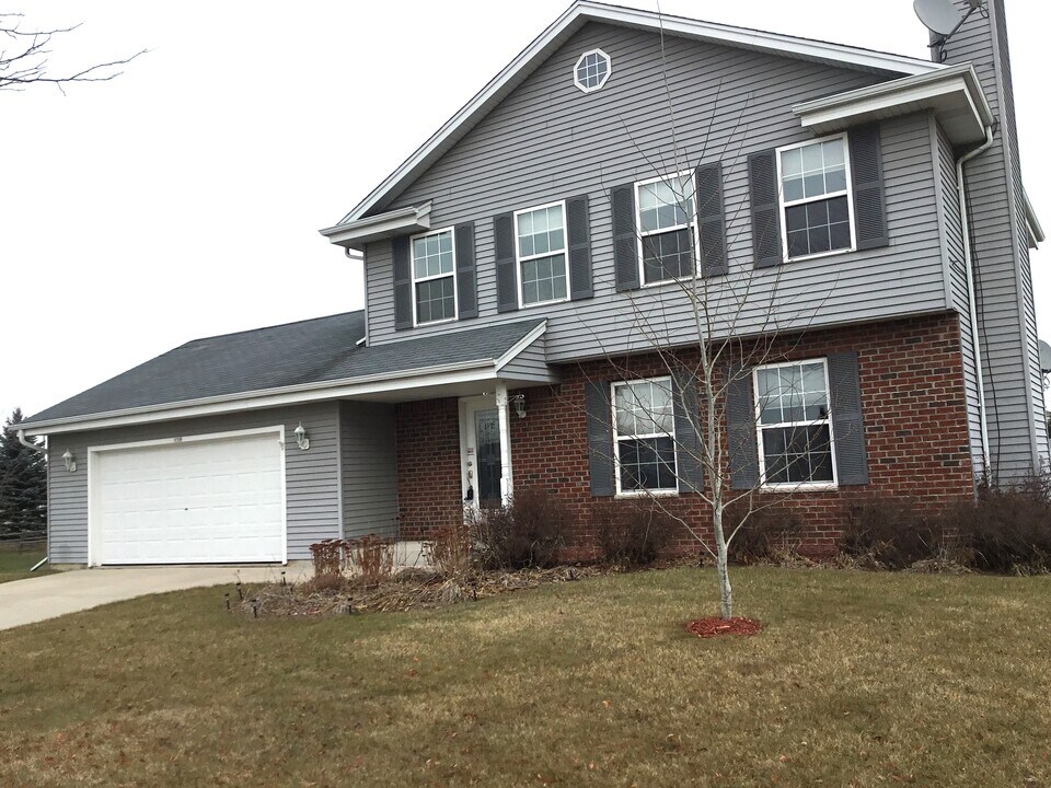 970 Redtail Ct in Hartford, WI - Building Photo