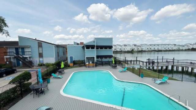 Banyan Shores in Houston, TX - Building Photo