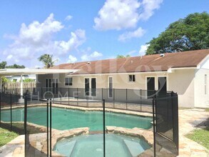 19462 SW 87th Pl in Cutler Bay, FL - Foto de edificio - Building Photo