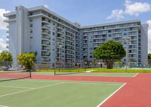 Park Towers in Miami, FL - Foto de edificio - Building Photo