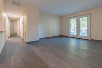 Pine Woods Apartments in Springfield, IL - Building Photo - Interior Photo