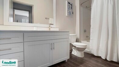 900 E Six Forks Rd in Raleigh, NC - Foto de edificio - Building Photo