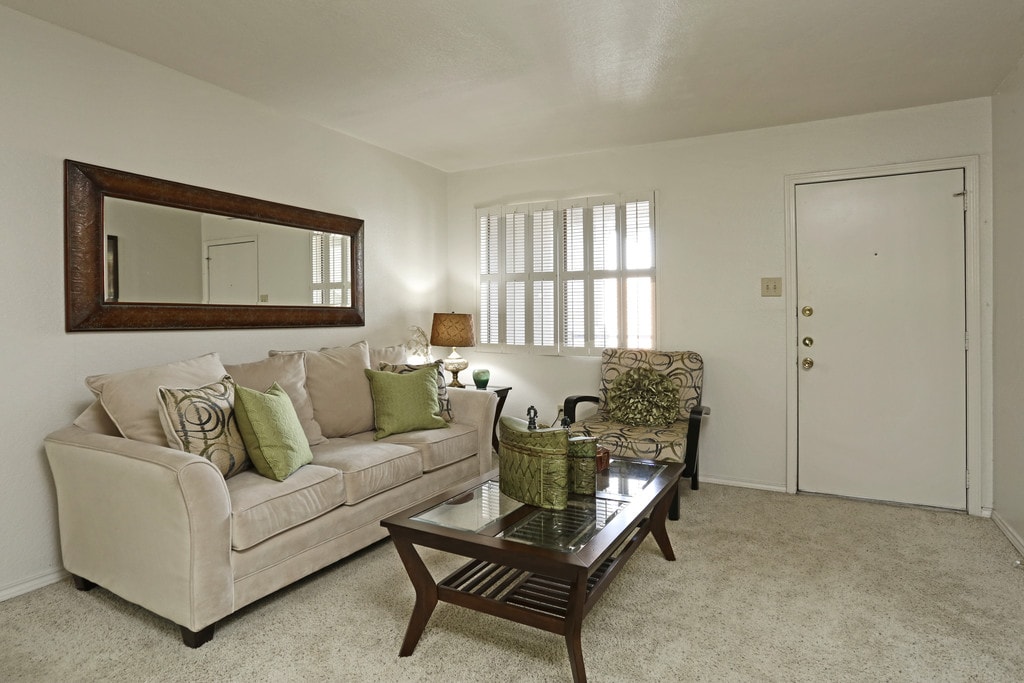 Crest Oasis Apartments in Euless, TX