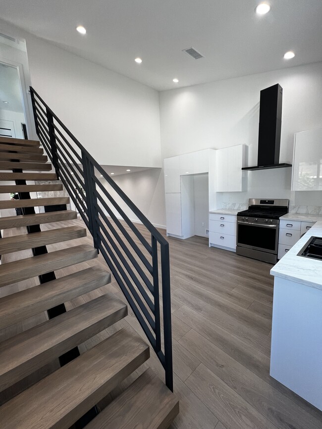 14939 Tuba St in Mission Hills, CA - Foto de edificio - Building Photo