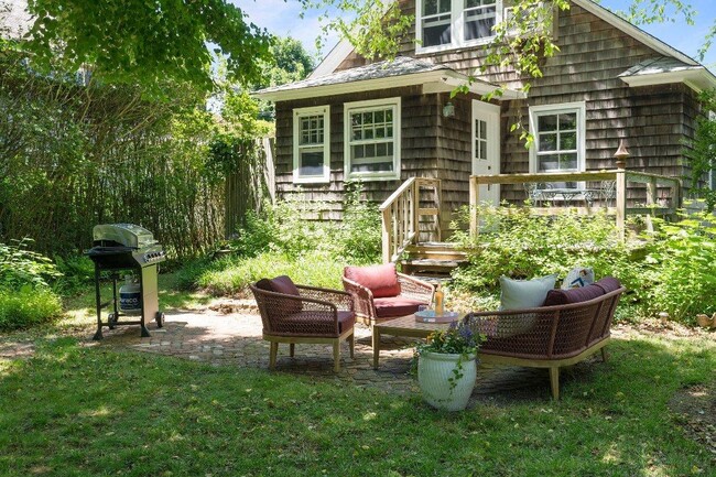10 Pleasant Ln in East Hampton, NY - Building Photo - Building Photo