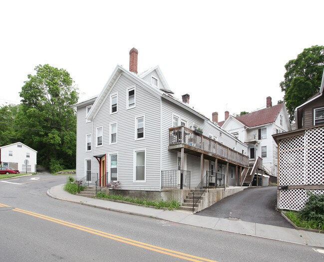 2-4 Bennitt St in New Milford, CT - Foto de edificio - Building Photo