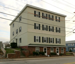 512 S Main St in Attleboro, MA - Foto de edificio - Building Photo