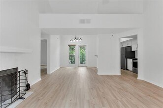 3105 San Jacinto St, Unit 313 in Dallas, TX - Building Photo - Building Photo