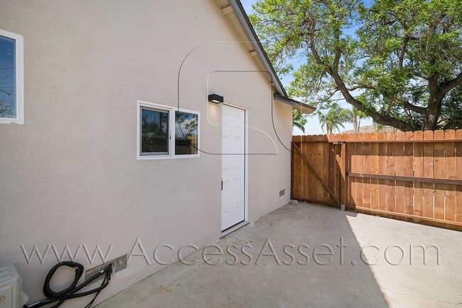 10408 Hole Ave in Riverside, CA - Foto de edificio - Building Photo