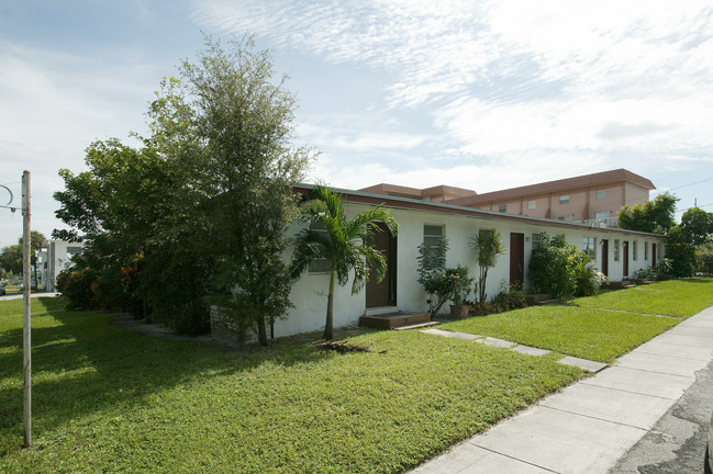 5740 NW 38th St in Miami, FL - Building Photo - Building Photo