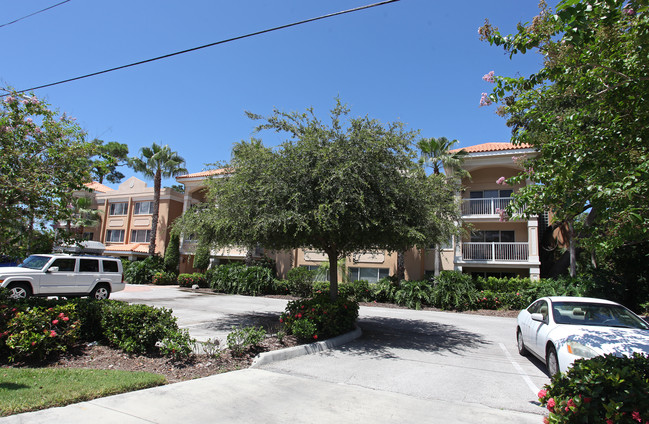 Whispering Oaks in Dunedin, FL - Building Photo - Building Photo