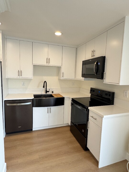 2414 S Barrington Ave in Los Angeles, CA - Building Photo