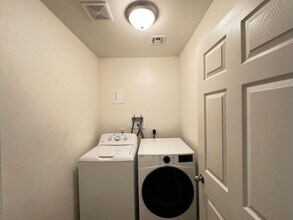 6241 Bellota Dr in Las Vegas, NV - Foto de edificio - Building Photo