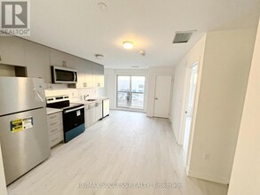 3401-3401 Ridgeway Dr in Mississauga, ON - Building Photo - Building Photo
