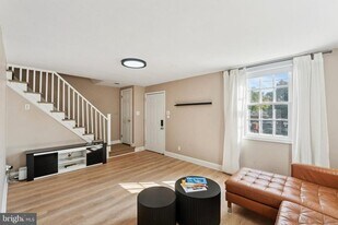 614 Wises Mill Rd in Philadelphia, PA - Building Photo