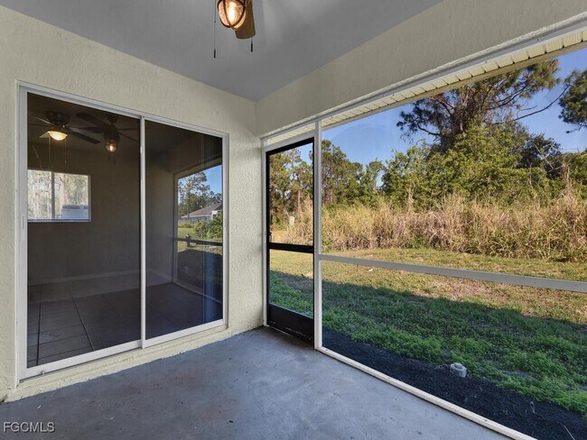 801 Meadow Rd in Lehigh Acres, FL - Foto de edificio - Building Photo