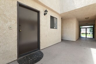 5240 Whitsett Ave in Los Angeles, CA - Building Photo - Building Photo
