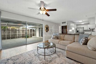 93 East Ct in Royal Palm Beach, FL - Building Photo