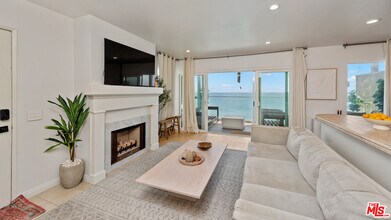 19748 Pacific Coast Hwy in Malibu, CA - Building Photo - Building Photo
