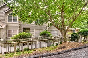 220 Stoney Fls Lp in Burnsville, NC - Building Photo