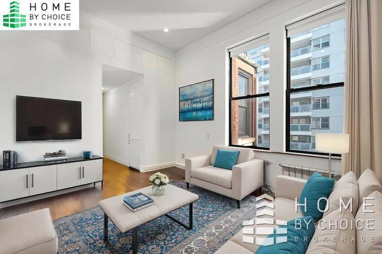 10 5th Ave in New York, NY - Building Photo