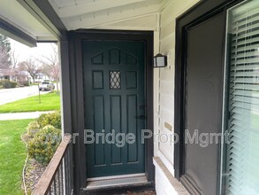 5724 Callister Ave in Sacramento, CA - Building Photo - Building Photo