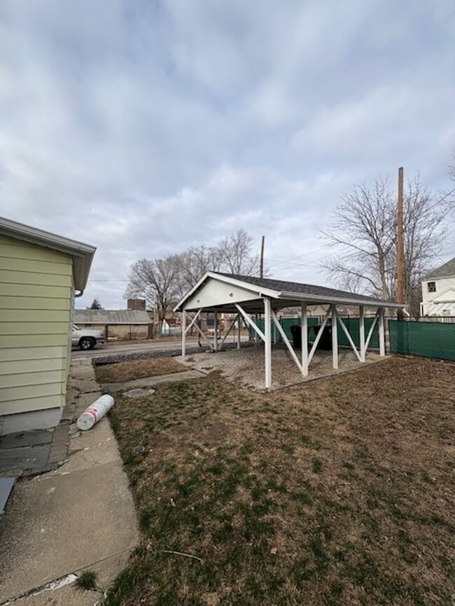 901 NE Glen Oak Ave in Peoria, IL - Building Photo - Building Photo