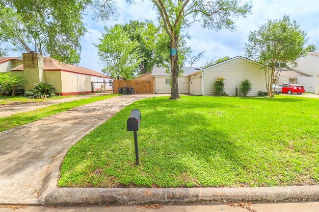 13811 Greenway Dr in Sugar Land, TX - Building Photo - Building Photo