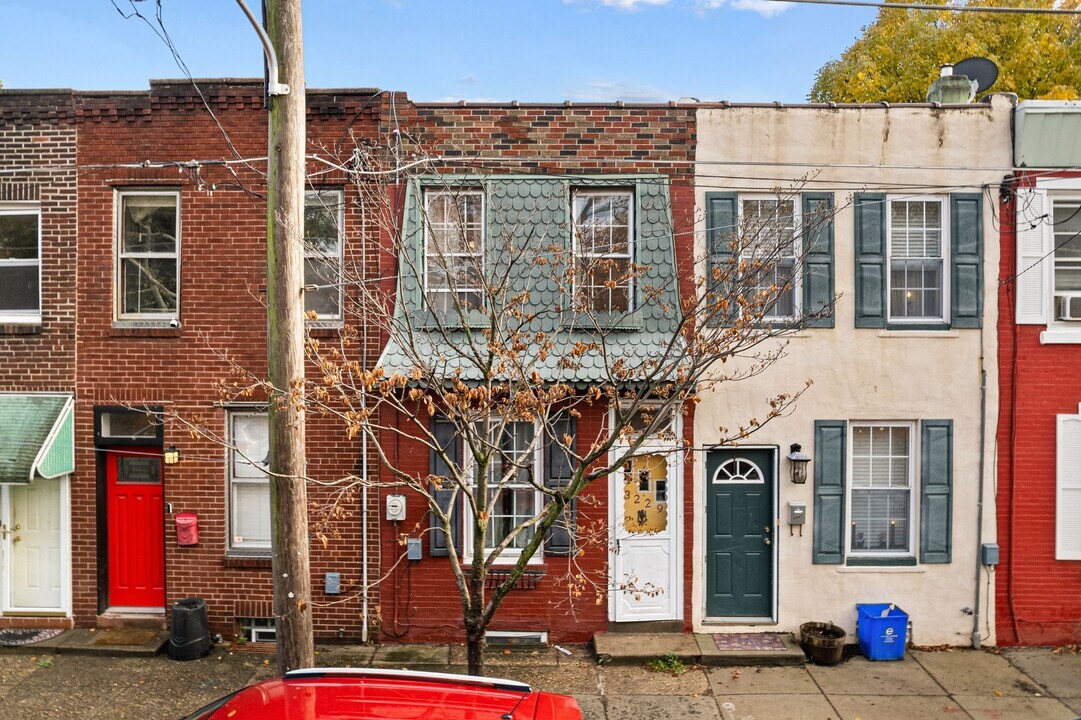 3229 Almond St in Philadelphia, PA - Building Photo