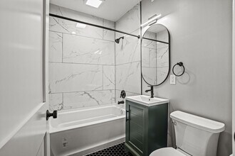 2711 E Kenwood Blvd in Milwaukee, WI - Building Photo - Building Photo
