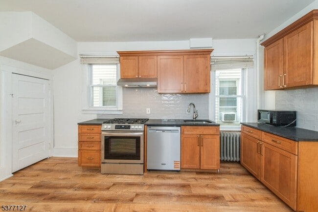 72 N Willow St in Montclair, NJ - Building Photo - Building Photo