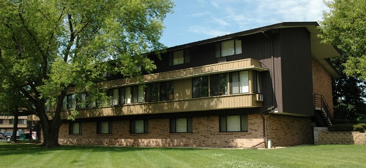 Loomis Hills in Greenfield, WI - Foto de edificio