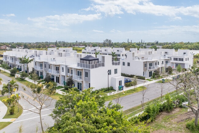 Azalea Grove at Naranja in Homestead, FL - Foto de edificio - Building Photo