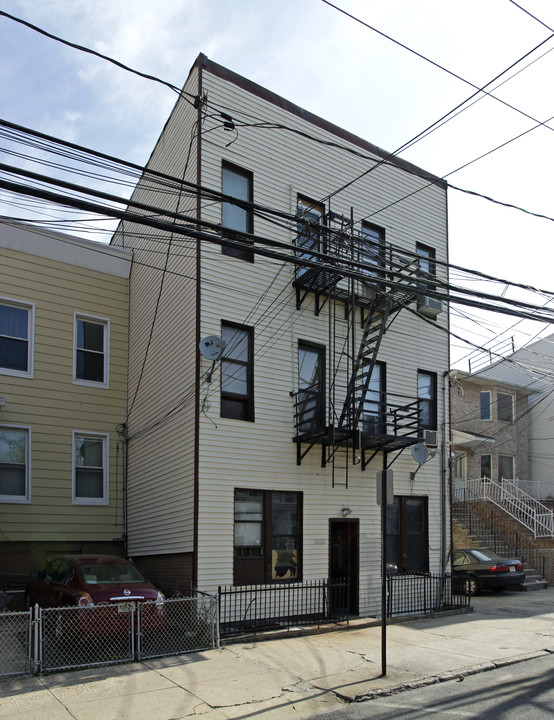 76 Zabriskie St in Jersey City, NJ - Building Photo