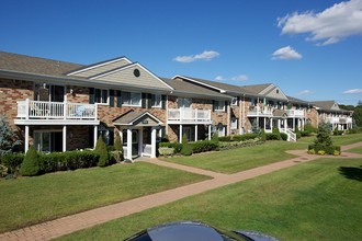 Fairfield Plaza At Sayville in Sayville, NY - Foto de edificio - Building Photo