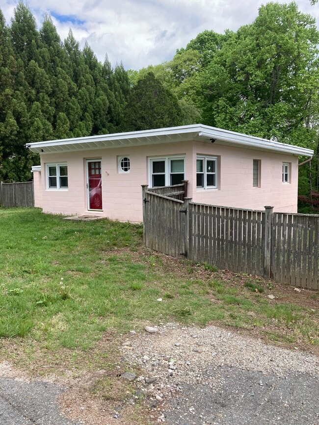 10 Phelps Ln in Deep River, CT - Building Photo - Building Photo
