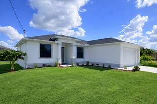 211 NW 25th Ave in Cape Coral, FL - Building Photo