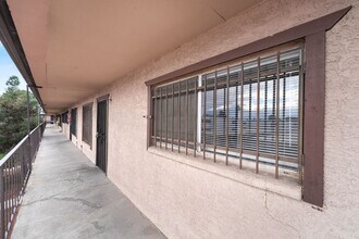 625 S Royal Crest Cir in Las Vegas, NV - Foto de edificio - Building Photo
